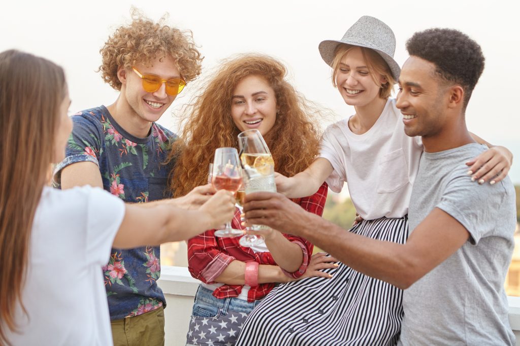 Gemeinsam Wein genießen und MeinAboWein weiterempfehlen